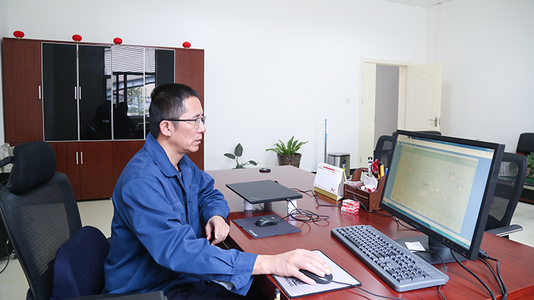 肖云通過在線檢測系統(tǒng)，分析選礦生產(chǎn)數(shù)據(jù).JPG