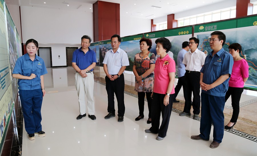 1-2015年8月，全國政協(xié)副主席、中國科學(xué)院院士王志珍一行蒞臨金徽股份調(diào)研。.jpg