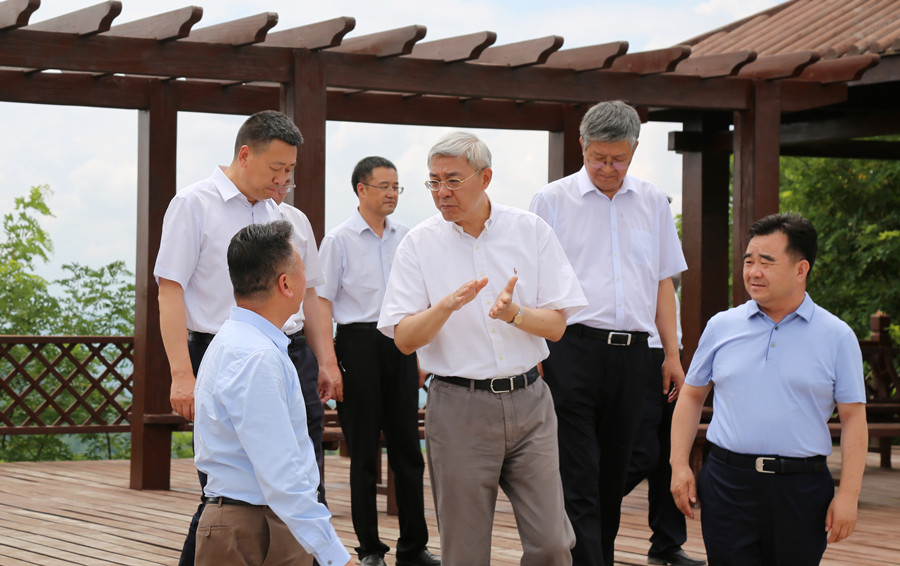 7-2021年7月，中共中央委員、時任甘肅省委書記尹弘蒞臨金徽股份調(diào)研指導(dǎo)防災(zāi)減災(zāi)和綠色礦山建設(shè)情況。.jpg