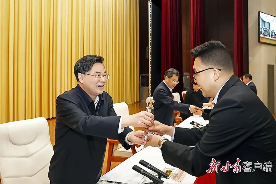 2-2023年5月，省委書記、省人大常委會主任胡昌升為金徽礦業(yè)旅游景區(qū)授“全省文化旅游發(fā)展突出貢獻集體獎”。.jpg