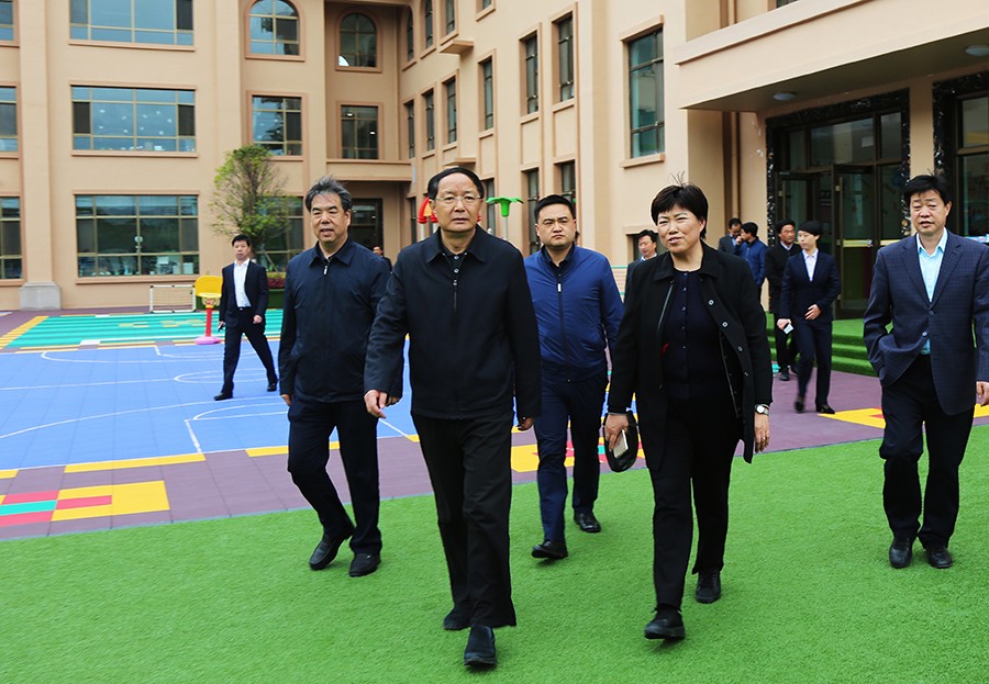 5-2018年4月，時任省政協(xié)主席、黨組書記歐陽堅蒞臨金徽企業(yè)視察。.jpg