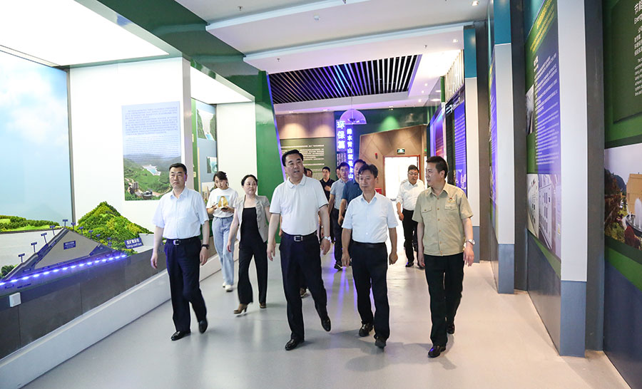 14-2021年6月，時任省委常委、省委統(tǒng)戰(zhàn)部部長馬廷禮蒞臨金徽股份調(diào)研。.jpg