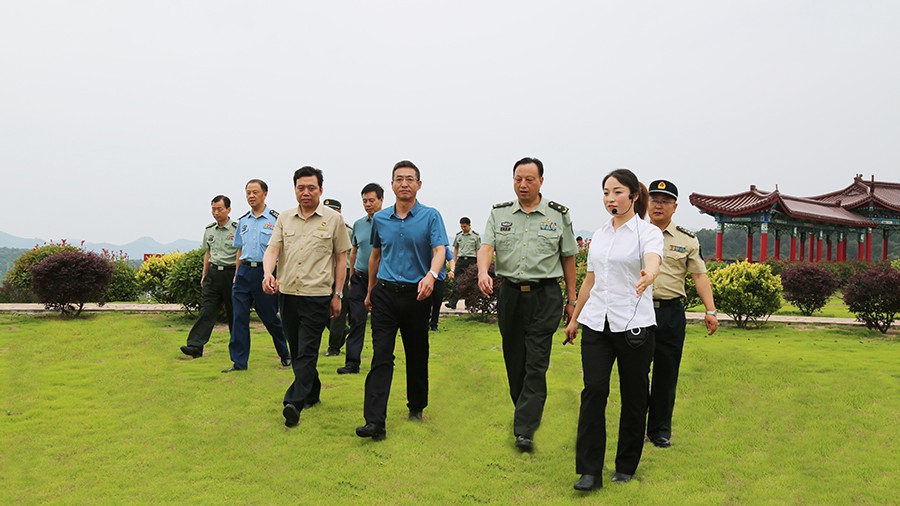 17-2020年7月，省委常委、省軍區(qū)司令員王文清蒞臨金徽股份調(diào)研企業(yè)編兵和綠色礦山建設(shè)工作是表示：金徽股份將民兵作為企業(yè)應(yīng)急救援力量的一員，充分發(fā)揮了民兵作用，立起了在企業(yè)編兵的標(biāo)桿。.jpg