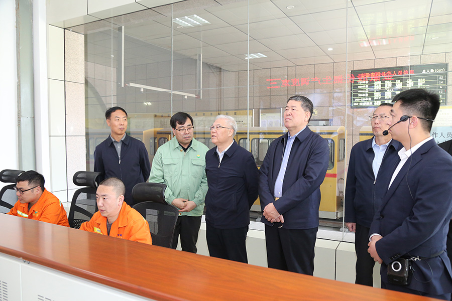 全國政協(xié)常委，省政協(xié)副主席，民進中央常委、甘肅省主委尚勛武調(diào)研金徽股份時強調(diào)，要加強科技創(chuàng)新與人才培養(yǎng)。-900.jpg