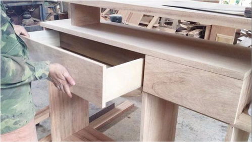 实拍木材加工厂,工人们制作简易的抽屉柜子